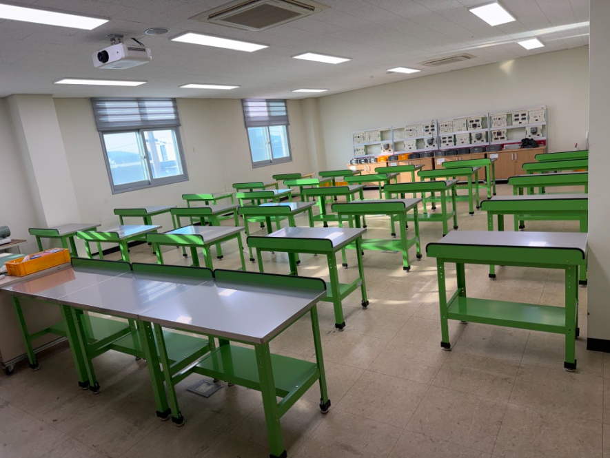 한국폴리텍대학교-소형작업대2.png 한국폴리텍대학교-소형작업대2.png